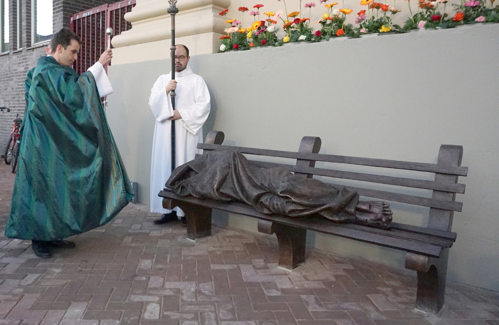 Vor der Kirche von Moses und Aaron, in der die Gemeinschaft in Amsterdam sich zum Gebet versammelt, wurde die Statue 